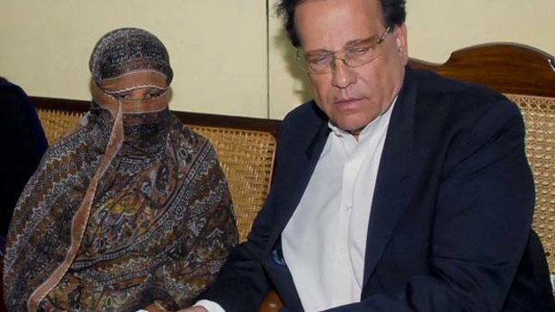 Salman Taseer with Pakistani Christian Asia Bibi, who was condemned to death under the country's blasphemy laws.