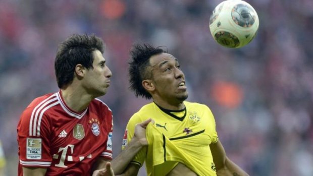 Bayern Munich's Spain midfielder Javi Martinez (L) and Dortmund's Gabonese Pierre-Emerick Aubameyang (R) vie for the ball.
