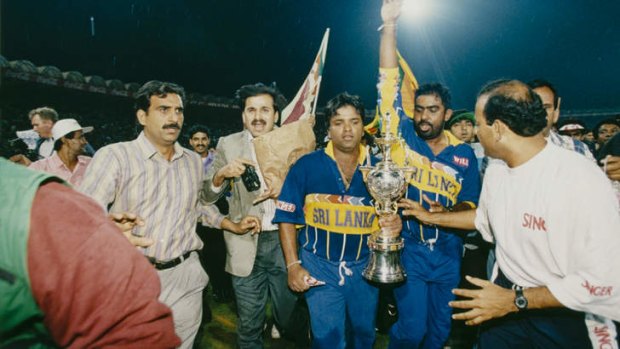 Arjuna Ranatunga and Asanka Gurusinha with the World Cup trophy in 1996.