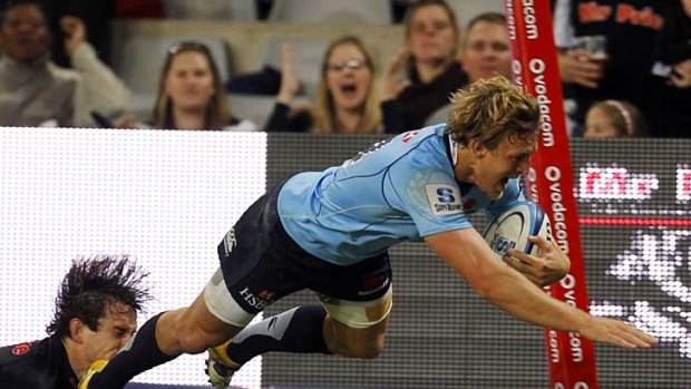 Lachie Turner scores a try for the Waratahs.
