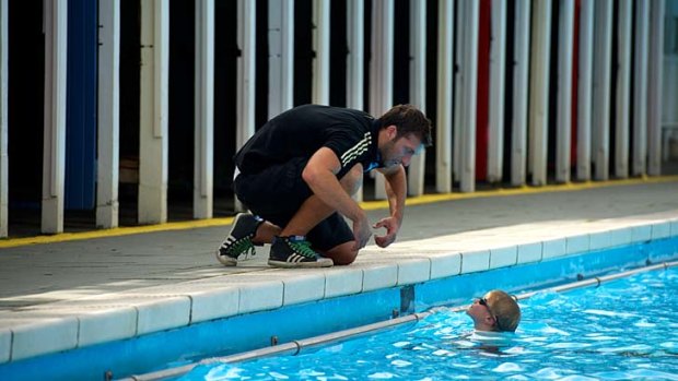 Ian Thorpe gives pointers to Johnno Hicks.