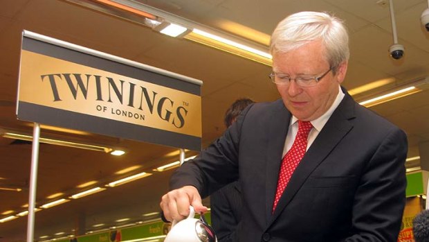 Kevin Rudd serves up a cuppa at Wooloongabba.