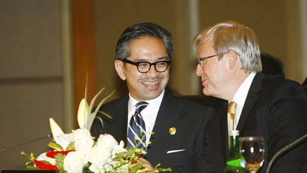 Indonesian Foreign Minister Marty Natalegawa talks to Australian Foreign Minister Kevin Rudd during the Fourth Bali Regional Ministerial Conference on People Smuggling, Trafficking in Persons and Related Transnational Crime in Nusa Dua, Bali, Indonesia.