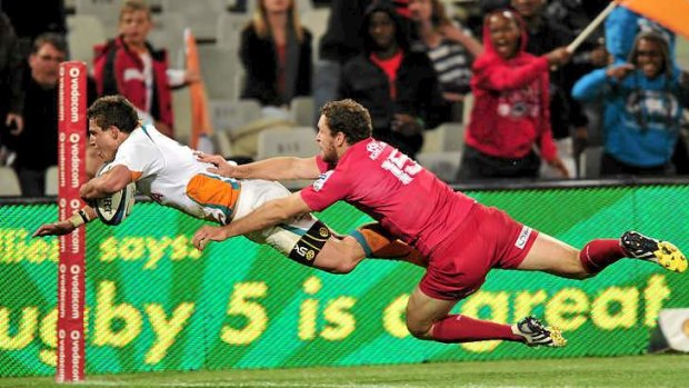 Piet van Zyl of the Cheetahs dives for the tryline ahead of Luke Morahan.
