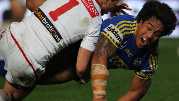 Fuifui Moimoi scores a try for the Eels.