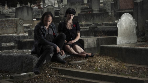 Carl Johnson and  Sarah Wells at the grave of a World War I veteran  at Warringal Cemetery.