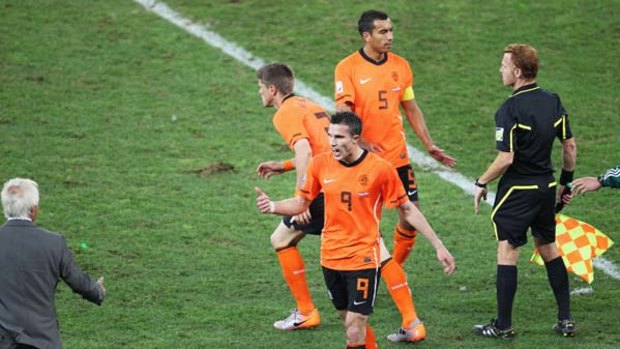 Robin Van Persie remonstrates with Bert van Marwijk as he is substituted for Klaas Jan Huntelaar during the Slovakia match.