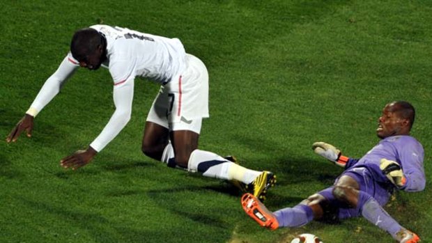 Ghana's goalkeeper Richard Kingson blocks US striker Jozy Altidore.