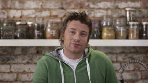 Chef Jamie Oliver will provide free food to Ipswich's flood victims and clean-up volunteers.