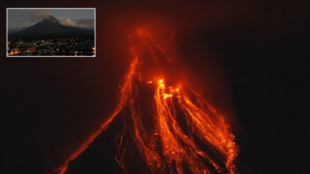 Lava covers the volcano, which has caused the evacuation of more than 30,000 people.