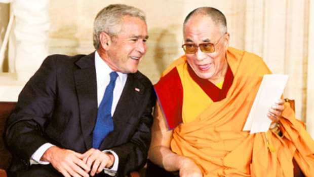 Contrast... George Bush meets the Dalai Lama in 2007.
