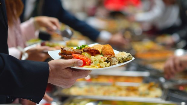 知道如何层多的食物到盘子上,这是一个技巧。