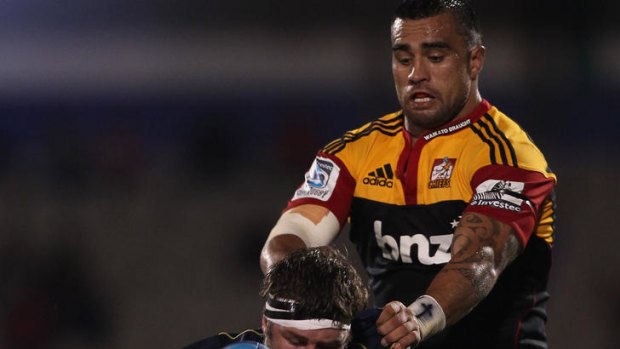 Liam Messam of the Chiefs grabs Leon Power of the Brumbies in the lineout.