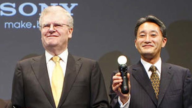 Former Sony CEO Howard Stringer, left, with new CEO Kazuo Hirai during a press conference in Tokyo in 2009.