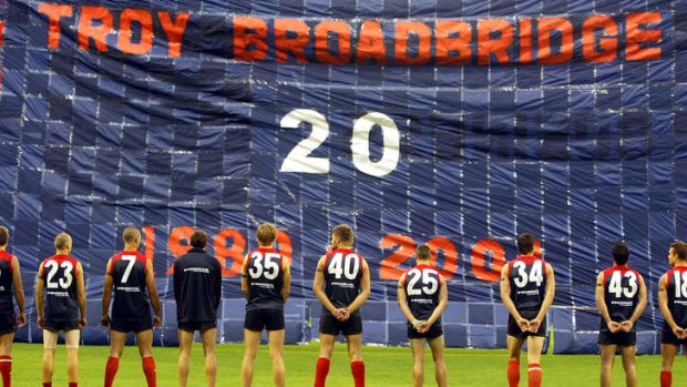 Melbourne players remember Troy Broadbridge who died in the 2004 Boxing Day tsunami.