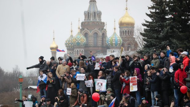 Thousands of people crowd St Petersburg on Sunday for an unsanctioned protest against the Russian government, in the most extensive show of defiance in years. 