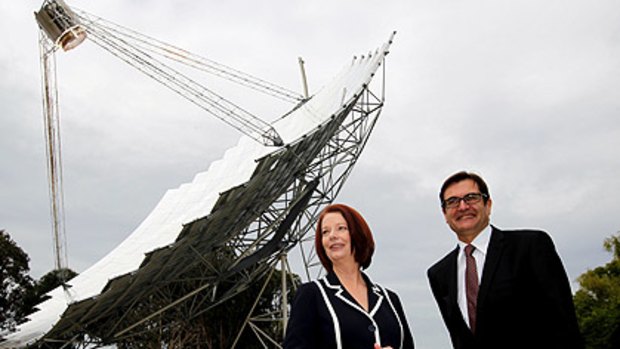 Julia Gillard and Greg Combet at the Solar Concentrator.