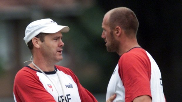 Rodney Eade and Tony Lockett chat at training in 2002.