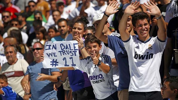 Real Madrid fans welcome Bale to the club.