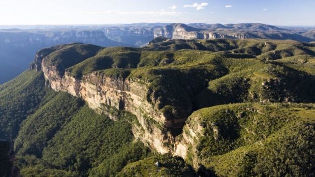 Police are searching fro two bushwalkers missing in the Blue Mountains.