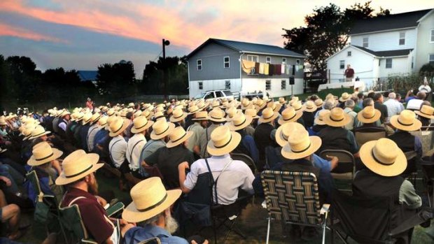 Pennsylvania farmers, many of them Amish, discuss agricultural matters on a neighbour's farm.