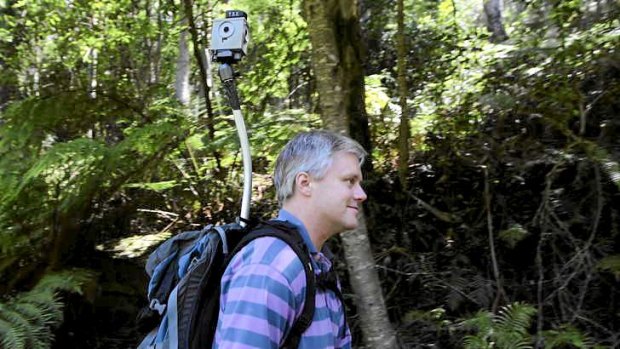 Matt McClelland demonstrates "EmuView", a device that he built to document bushwalks.