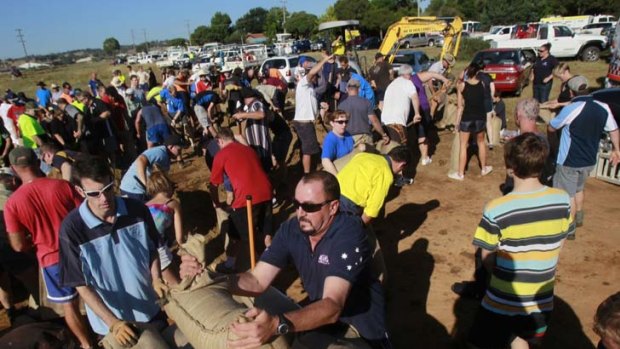 Residents of Wagga Wagga  fill sandbags as floods are tipped to rise over the  towns levee banks.