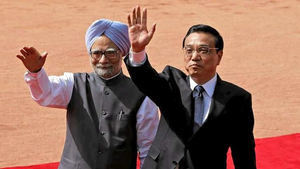 Mr Li and Mr Singh at a reception at India's presidential palace.