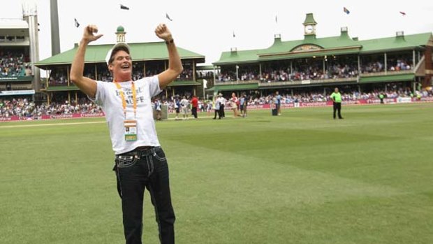 Hoff and running ... former <i>Baywatch</i> TV star and part-time slugger David Hasselhoff  revels in the tea-break atmosphere at the SCG yesterday.