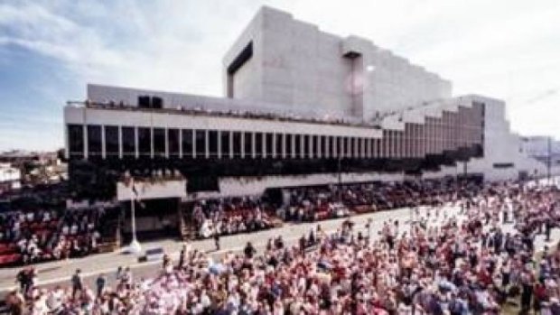 Crowds flock to the opening of the Queensland Performing Arts Centre in 1985.