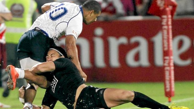 New Zealand's Ben Lam tackles Samoa's Paul Perez.