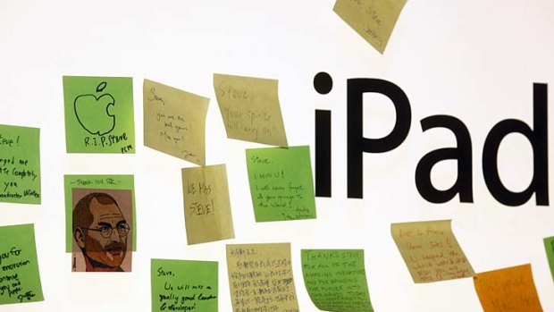 Fans leaves condolence notes to pay tribute to Apple founder  Steve Jobs at an Apple store in Hong Kong.