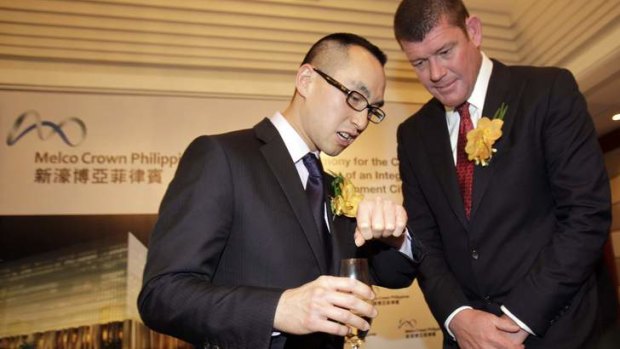 Lawrence Ho (L), co-chairman and chief executive officer of Melco Crown Entertainment, talks with James Packer.