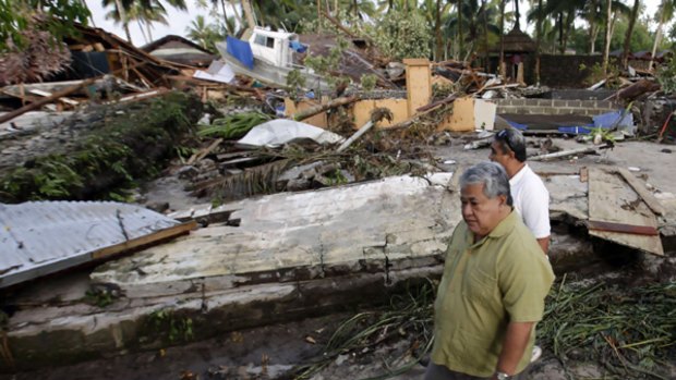 The Prime Minister of Samoa, Tuilaepa Lupesoliai Sailele Malielegaoi, inspects the damage.
