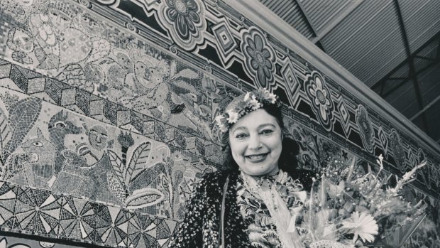 Mirka Mora unveils her mural at Flinders Street Station in 1986.
