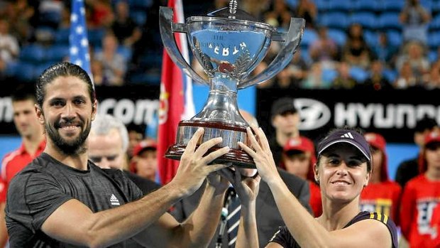 Fernando Verdasco and Anabel Medina Garrigues of Spain hold up the Hopman Cup.