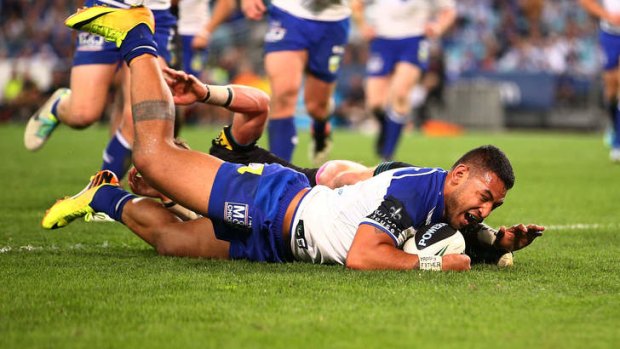 Krisnan Inu of the Bulldogs scores a try.