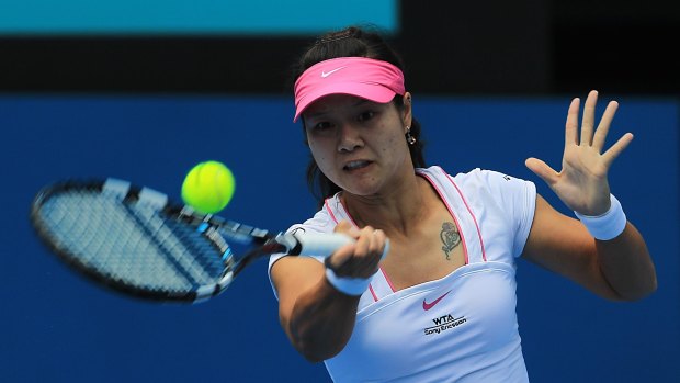 Easy win ... China's Li Na returns to Ekaterina Makarova.
