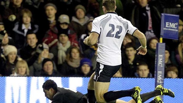 New Zealand ful back Mils Muliaina  scores.