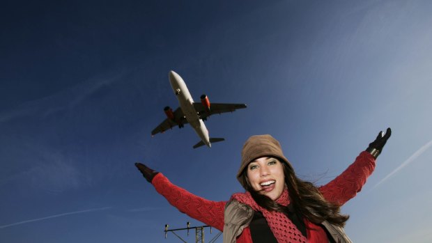 女人,飞机在高空飞翔。