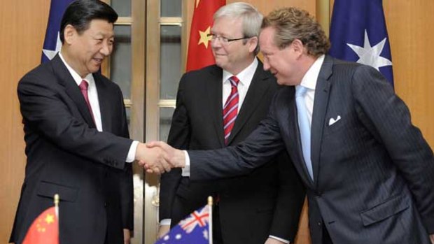 Chinaese Vice-President Xi Jinping shakes hands with Fortescue CEO Andrew Forrest as Kevin Rudd looks on.