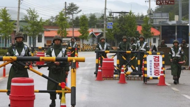South Korean soldiers at a temporary checkpoint on Sunday during the manhunt for a sergeant who shot dead five of his comrades.