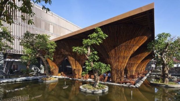 The bamboo columns of the waterside cafe in the Kon Tum Indochine Hotel are inspired by the form of the Vietnamese fishing basket.