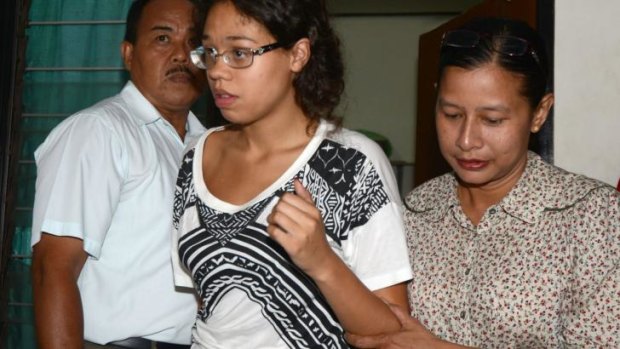 Heather Mack, daughter of Sheila Von Wiese Mack, is escorted by an Indonesian police officer.