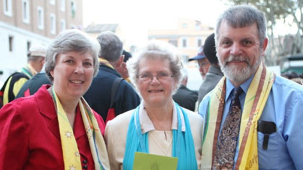 Maura and Ricky Peterson from Kansas City, with Sister Joan Goodwin (centre) in St Peter's Square.