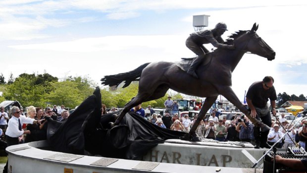 World-beater ... a statue of Phar Lap statue at its unveiling at Timaru.