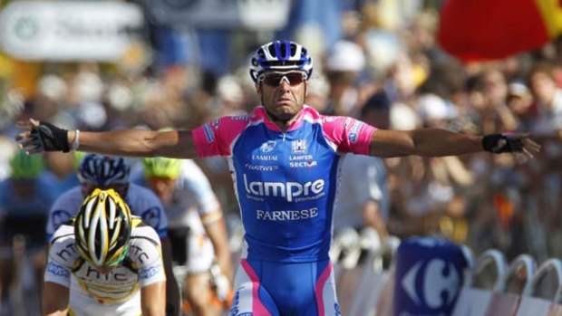 Alessandro Petacchi of Italy wins Stage 1 with Australian Mark Renshaw trailing in second place.