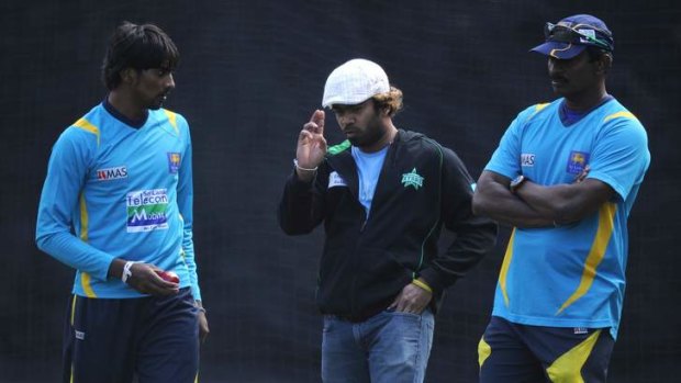 Sri Lanka's Nuwan Pradeep (left) is given a few tips by Lasith Malinga.