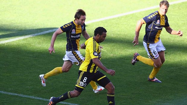 Paul Ifill of the Phoenix goes on the attack against the Central Coast Mariners at Westpac Stadium in Wellington.