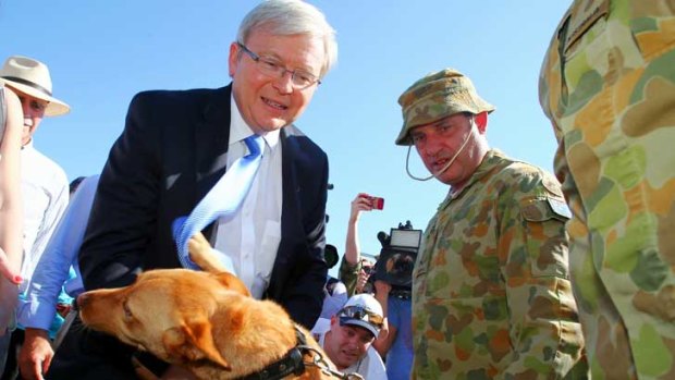 Kevin Rudd meets Kell, an explosives detecting dog at Robertson Barracks in Darwin.